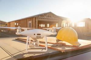 drohne quadcopter neben schutzhelm auf der baustelle foto