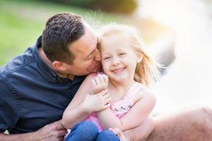 junger kaukasischer vater und tochter, die spaß im park haben foto