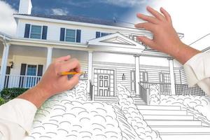 männliche Hände skizzieren mit Bleistift den Umriss eines Hauses mit durchscheinendem Foto. foto