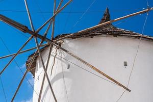 majestätische windmühle auf santorini griechenland gegen den tiefblauen himmel foto