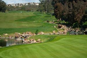 szenischer Golfplatz Fairway und Grün. foto