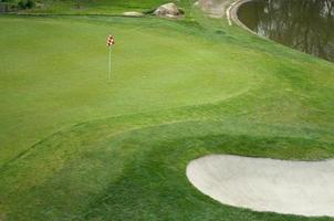 malerischer grasbewachsener Golfplatz grün und Flagge. foto