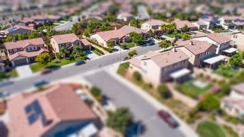 Luftaufnahme der besiedelten Nachbarschaft von Häusern mit Tilt-Shift-Unschärfe foto