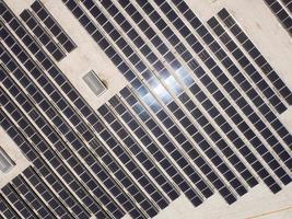 Luftbild von Sonnenkollektoren, die auf dem Dach eines großen Industriegebäudes oder Lagers montiert sind. foto