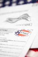 Abstimmung per Briefumschlag und Stimmanweisungen auf der amerikanischen Flagge foto