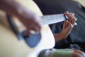 Frau spielt Akustikgitarre abstrakt. foto