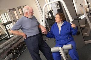 Älteres erwachsenes Paar, das gemeinsam im Fitnessstudio trainiert foto