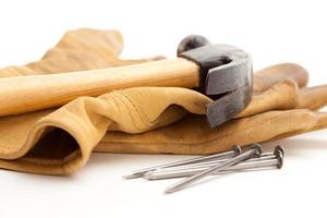 Hammer, Handschuhe und Nägel foto