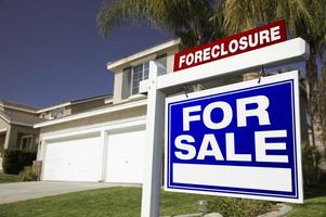 Zwangsvollstreckung zum Verkauf Immobilienschild und Haus foto