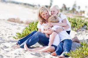 attraktive mutter, die spaß mit ihren süßen kindern hat foto