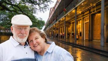 glückliches älteres erwachsenes paar, das einen abend in new orleans, louisiana, genießt foto