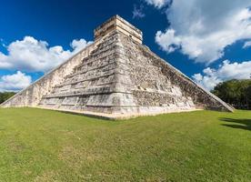 Maya-El-Castillo-Pyramide an der archäologischen Stätte in Chichen Itza, Mexiko foto