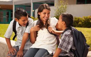 hispanische Brüder und Schwester sprechen bereit für die Schule foto