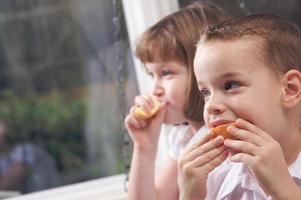 Schwester und Bruder essen einen Apfel foto