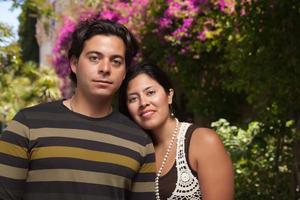 glückliches attraktives hispanisches Paar im Park foto