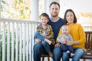 junges chinesisches und kaukasisches familienporträt der gemischten rasse foto