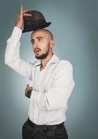 lustiger Mann mit Hut im Studio foto