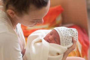 Mutter und ihr kleines neugeborenes Mädchen foto