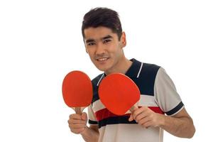Porträt eines fröhlichen Sportlers, der Tischtennis übt und vor der Kamera lächelt, isoliert auf weißem Hintergrund foto