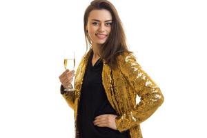 fröhliche dame in goldener jacke mit weinlächeln foto