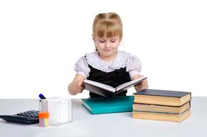 junges schulmädchen in uniform lesen foto