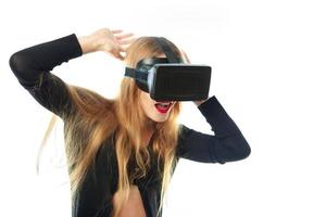 junges Mädchen im Virtual-Reality-Helm foto