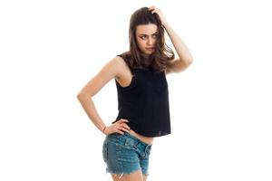 sexy junge dame in einem schwarzen t-shirt und shorts posiert im studio foto