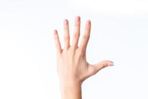 Die weibliche Hand, die die Geste mit fünf Fingern zeigt, ist auf einem weißen Hintergrund isoliert