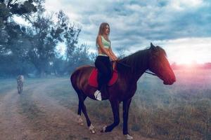 schöne junge Dame sehr schön mit Massagedüsen zu Pferd foto