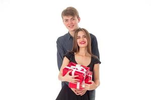 glückliches Paar mit Geschenkbox foto