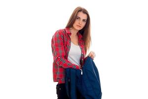 süße junge brünette Studentin mit blauem Rucksack isoliert auf weißem Hintergrund foto