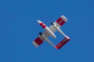 winchester, ca usa - 14. juni 2020 cal fire flugzeuge, die sich darauf vorbereiten, feuerhemmer auf einen trockenen hügel auf einem verheerenden feuer in der nähe von winchester, kalifornien, fallen zu lassen. foto