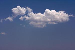 Blick auf geschwollene Wolken foto