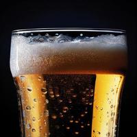 ein Glas Bier auf schwarzem Hintergrund foto