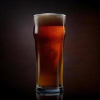 ein Glas Bier auf schwarzem Hintergrund foto