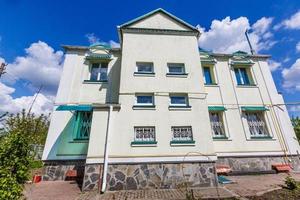 Schönes altes Haus im großen Hof an sonnigen Sommertagen foto