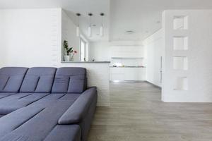 stilvolles Apartment-Interieur mit moderner Küche. Idee für Wohndesign foto