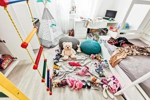 kindergarten vorschule klassenzimmer interieur. kinderspielzimmer ohne kinder voller spielzeug in einem chaos im raum verstreut bunt foto