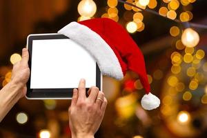 digitaler tablet-computer mit isoliertem bildschirm weihnachten foto