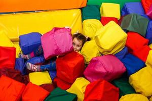 Kinder spielen auf einem aufblasbaren Trampolin foto