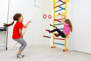 Zwei süße kleine Mädchen spielen ein Rollenspiel in der Kindertagesstätte foto