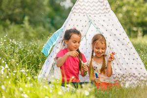 ein Hinterhofcamping für aufgeregte kleine Kinder foto