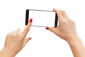 Frau mit Handy mit leerem Bildschirm auf weißem Hintergrund foto