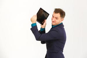 Verrückter Mann mit digitalem Tablet auf weißem Hintergrund foto