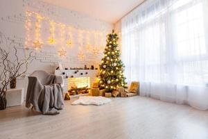 innenraum im weihnachtsstil dekoriert. keine Leute. neutrale Farben. wohnkomfort des modernen hauses. eine Reihe von Fotos