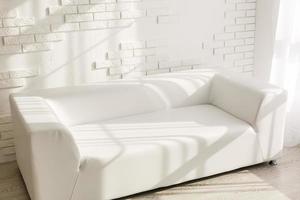 Weißes Sofa mit bunten Kissen im Zimmer foto