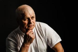 alter senior mann nahaufnahme ernster ausdruck porträt foto