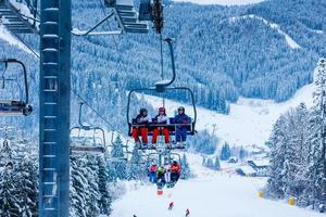 Skifahren, Skilift - Skifahrer im Skiurlaub foto