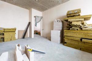 Material für Reparaturen in einer Wohnung ist im Bau, Umbau, Umbau und Renovierung. herstellung von wänden aus gipskarton oder trockenbau. foto