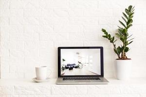 computer-laptop mit hotelbuchungsbildschirm auf dem tisch im zimmer foto